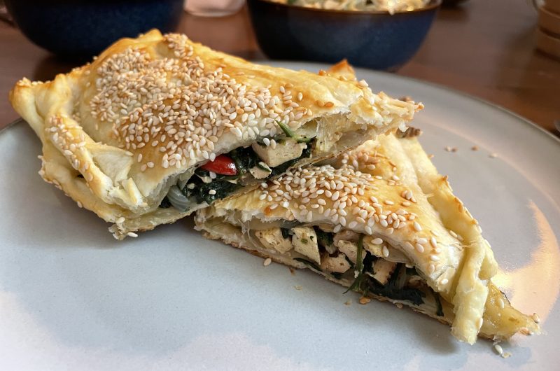 Blätterteigtaschen gefüllt mit Spinat und Tofu